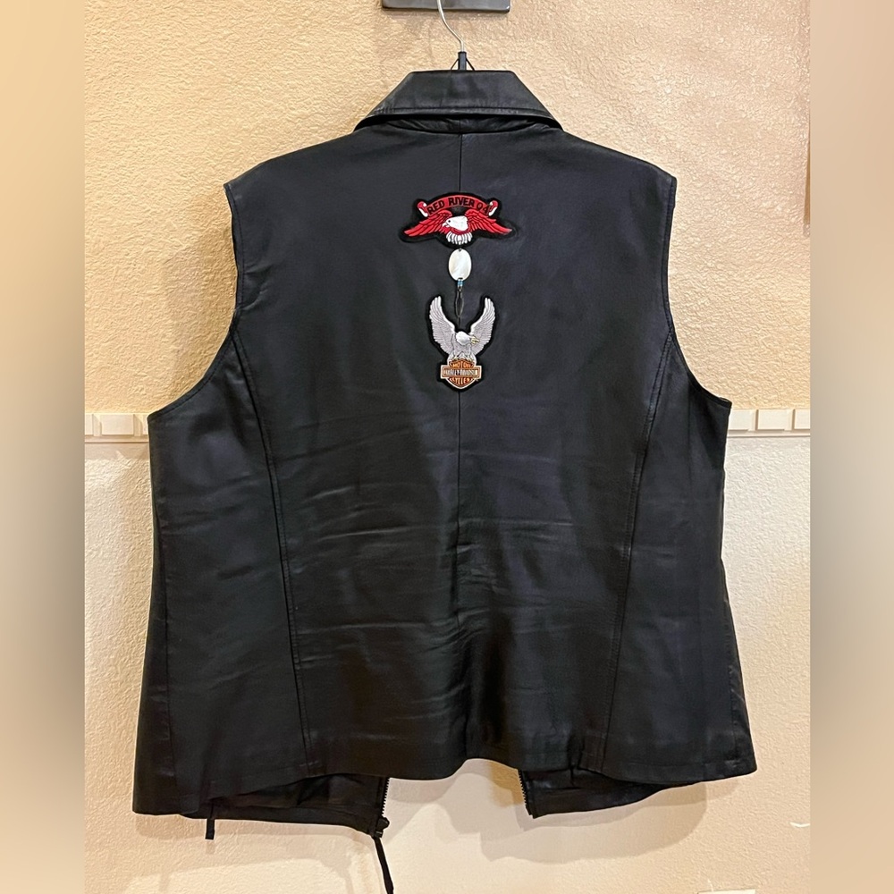 Harley-Davidson leather vest. Vintage. Patches w/ embroidered logo. Black. XL